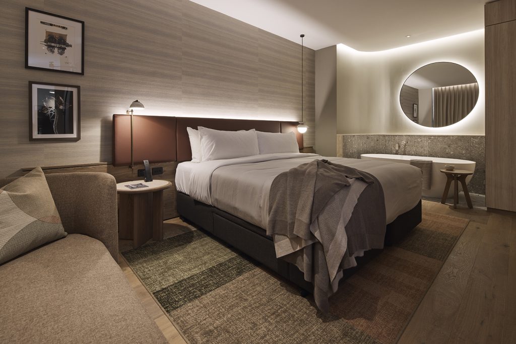 Rydges Deluxe Suite - Image 1