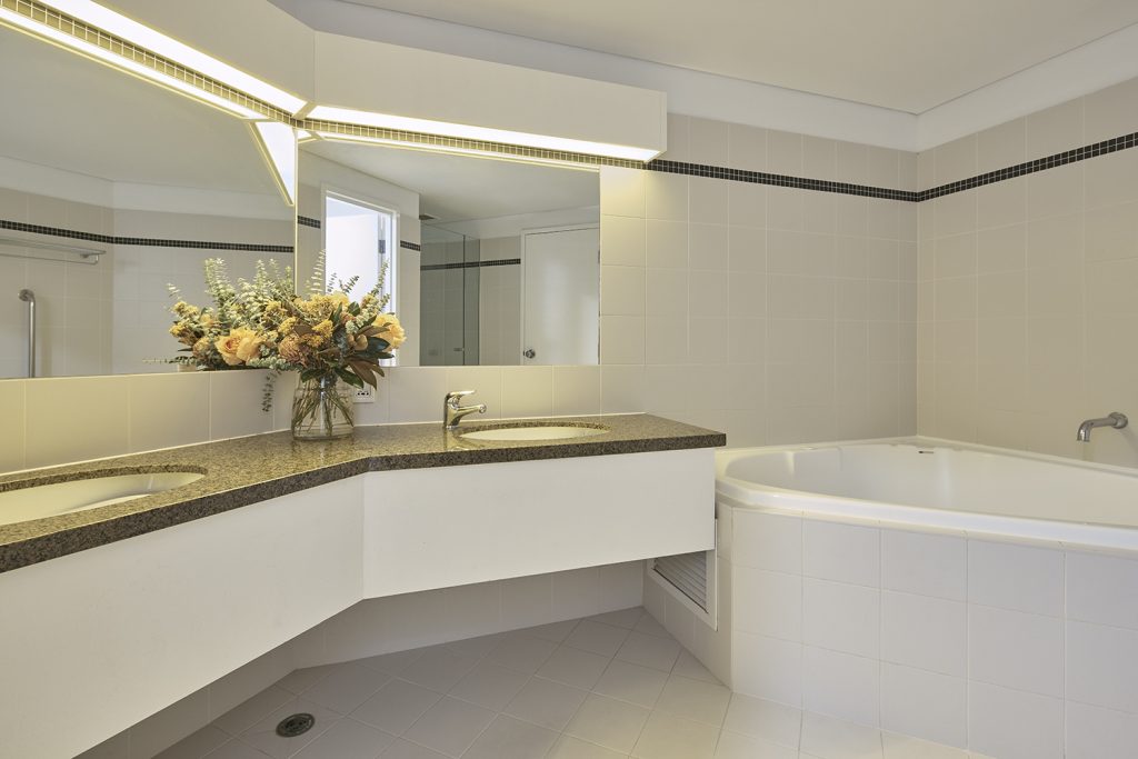Deluxe Spa Suite - Image 3